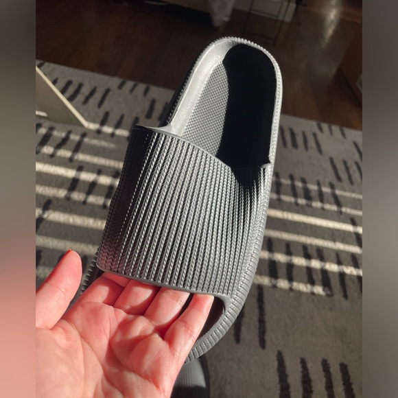 New with bag/never worn Cloudies sandals black size 8 - Picture 3 of 6